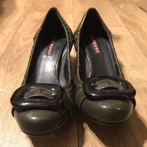 WEEKEND SALE!  Exquisite green Prada patent leather with buckle MADE IN ITALIA - Picture 1 of 10